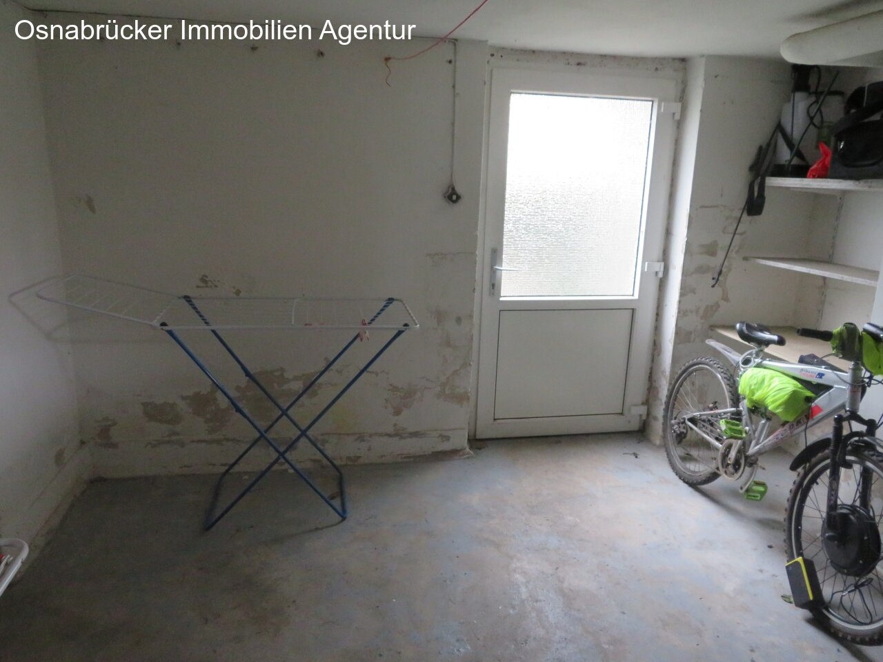 Waschraum mit Zugang zum Garten durch Kelleraußentreppe