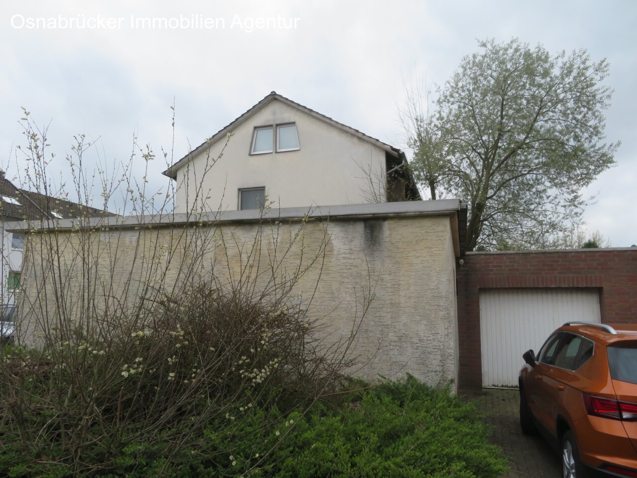 Ansicht Seite mit Garagengebäude