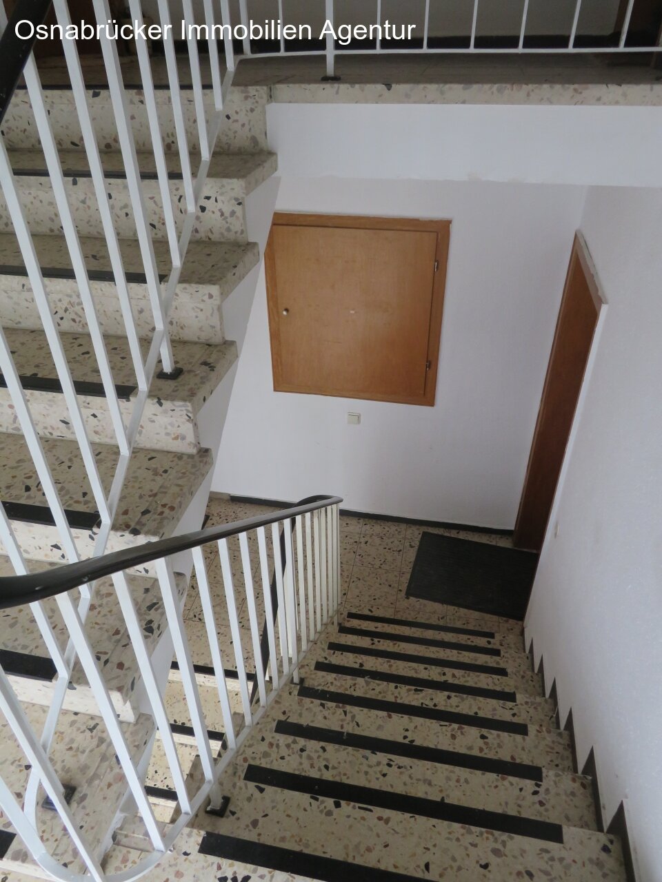 Treppenhaus 2 mit Sicherungskasten für 2 Wohnungen
