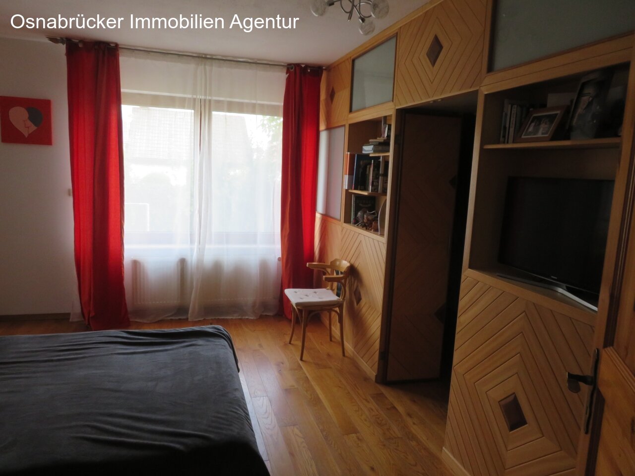 Schlafzimmer im EG mit Ankleidezimmer und Duschbad