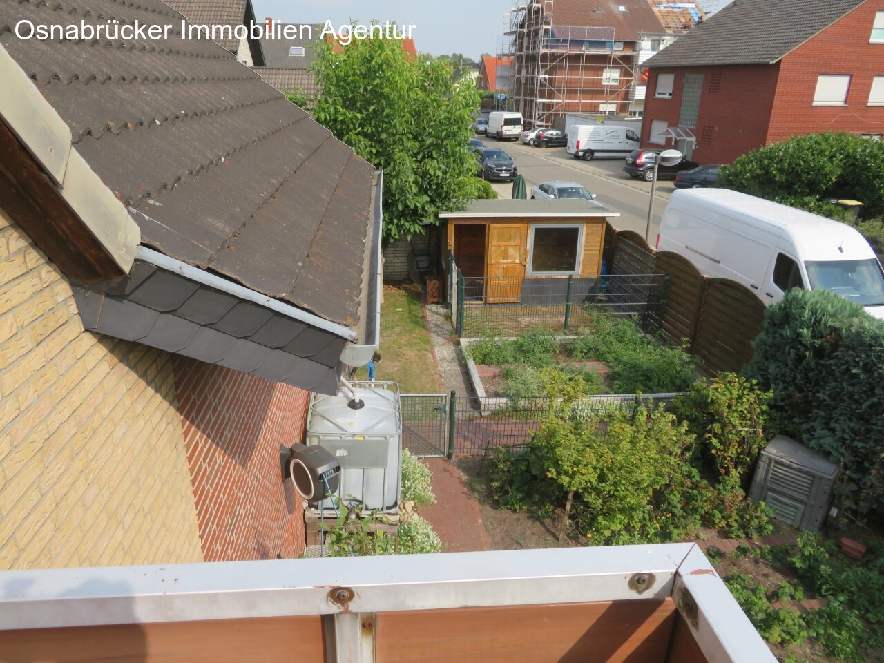 Blick vom Balkon in den Garten