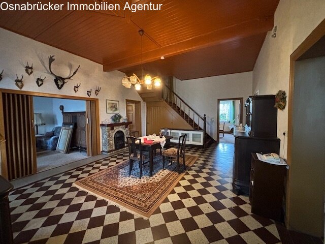 Rustikaler Charme: mit historischem Schachbrettboden Rustikaler Charme: mit historischem Schachbrettboden