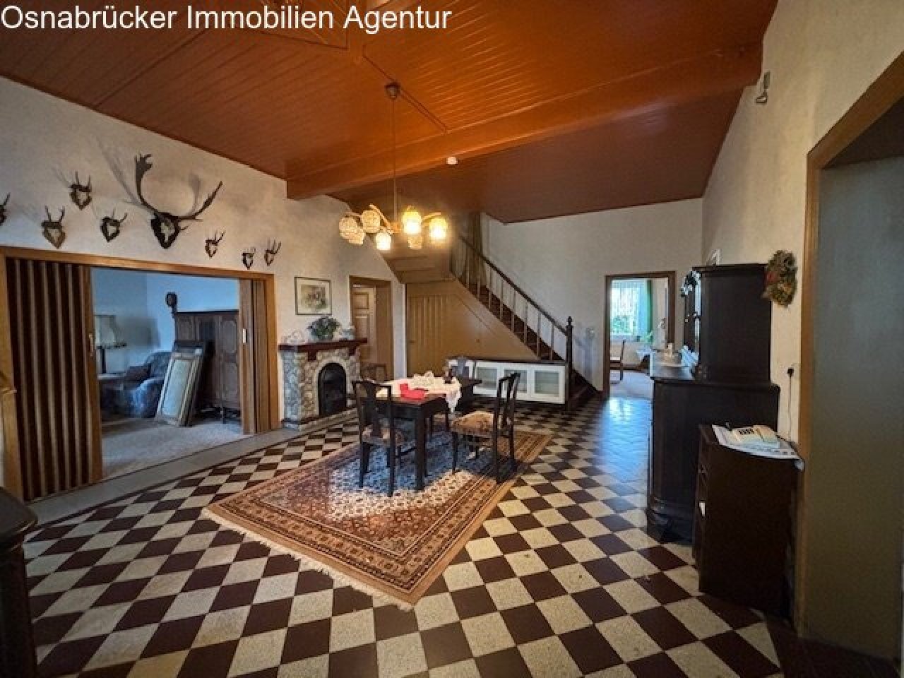 Rustikaler Charme: mit historischem Schachbrettboden Rustikaler Charme: mit historischem Schachbrettboden