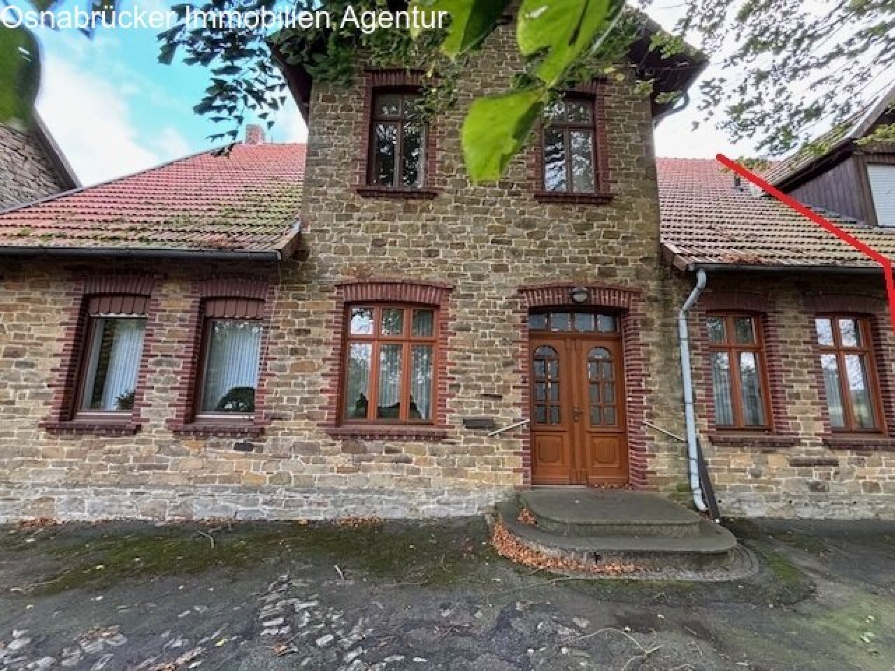 Charmantes Natursteinhaus mit rustikaler Backstein-Optik und einladendem Eingangsbereich Charmantes Natursteinhaus mit rustikaler Backstein-Optik und einladendem Eingangsbereich