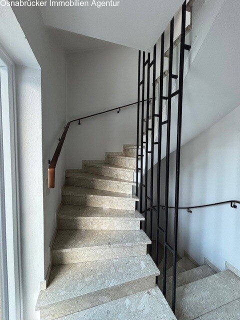 Treppenhaus den Etagenwohnungen vorgelagert