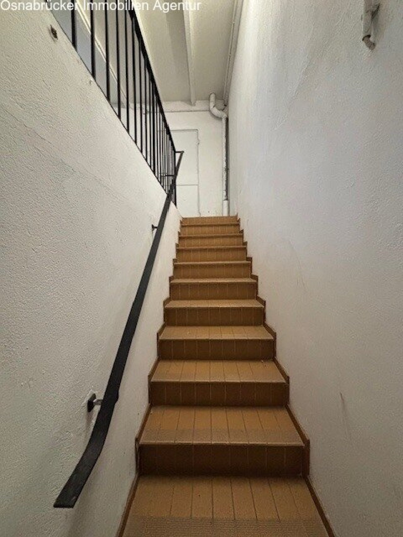 Treppe vom Keller in die Garage